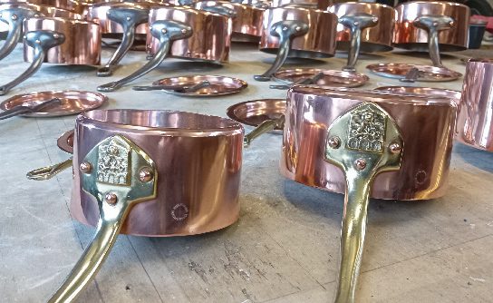 batterie de cuisine en cuivre poli
